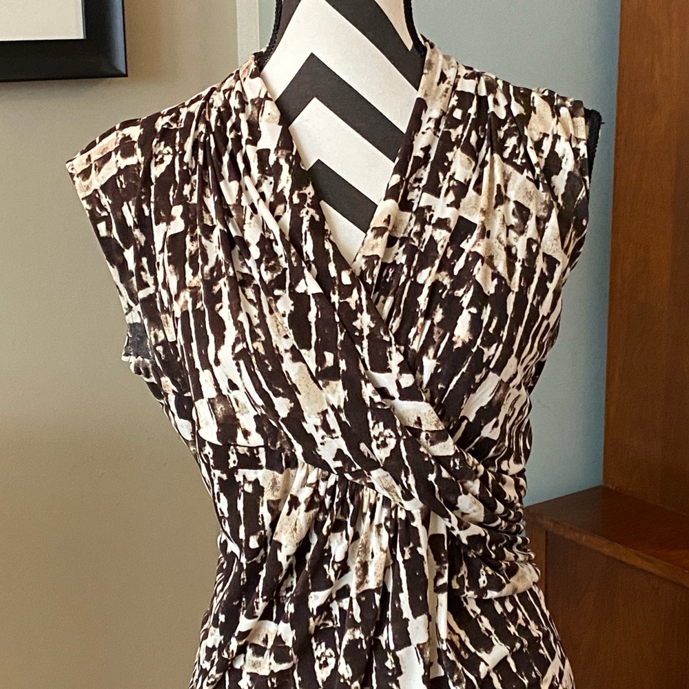 Incredibly comfortable pullover stretchy dress w/ modern abstract neutral print